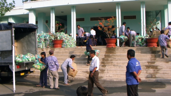 Đoàn từ thiện Đạo Phật Ngày Nay tặng quà tại Trung Tâm Bảo Trợ Xã Hội Tân Hiệp, tỉnh Bình Phước
