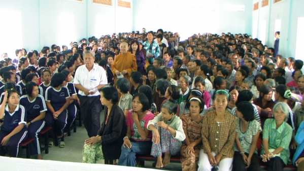 Đoàn từ thiện Đạo Phật Ngày Nay tặng quà tại Trung Tâm Bảo Trợ Xã Hội Tân Hiệp, tỉnh Bình Phước