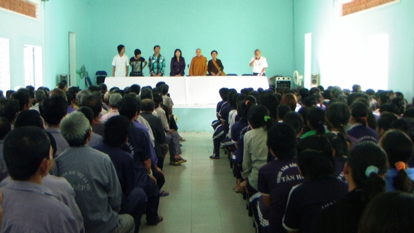 Đoàn từ thiện Đạo Phật Ngày Nay tặng quà tại Trung Tâm Bảo Trợ Xã Hội Tân Hiệp, tỉnh Bình Phước