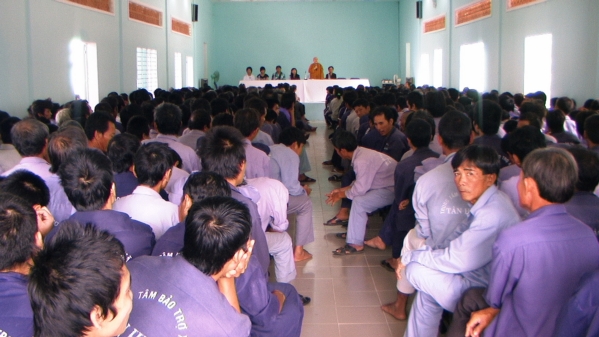 Đoàn từ thiện Đạo Phật Ngày Nay tặng quà tại Trung Tâm Bảo Trợ Xã Hội Tân Hiệp, tỉnh Bình Phước