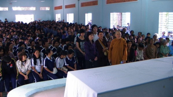 Đoàn từ thiện Đạo Phật Ngày Nay tặng quà tại Trung Tâm Bảo Trợ Xã Hội Tân Hiệp, tỉnh Bình Phước