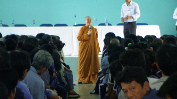 Đoàn từ thiện Đạo Phật Ngày Nay tặng quà tại Trung Tâm Bảo Trợ Xã Hội Tân Hiệp, tỉnh Bình Phước