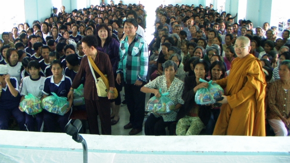 Đoàn từ thiện Đạo Phật Ngày Nay tặng quà tại Trung Tâm Bảo Trợ Xã Hội Tân Hiệp, tỉnh Bình Phước
