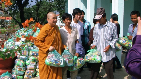 Đoàn từ thiện Đạo Phật Ngày Nay tặng quà tại Trung Tâm Bảo Trợ Xã Hội Tân Hiệp, tỉnh Bình Phước