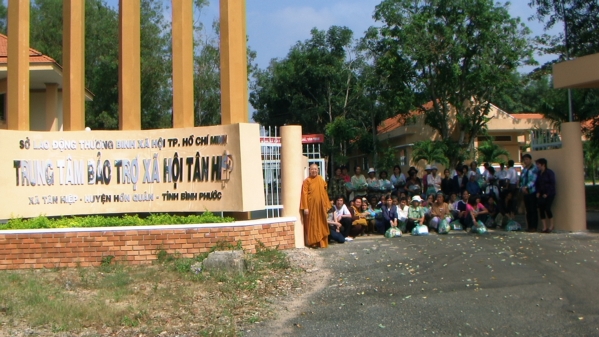 Đoàn từ thiện Đạo Phật Ngày Nay tặng quà tại Trung Tâm Bảo Trợ Xã Hội Tân Hiệp, tỉnh Bình Phước