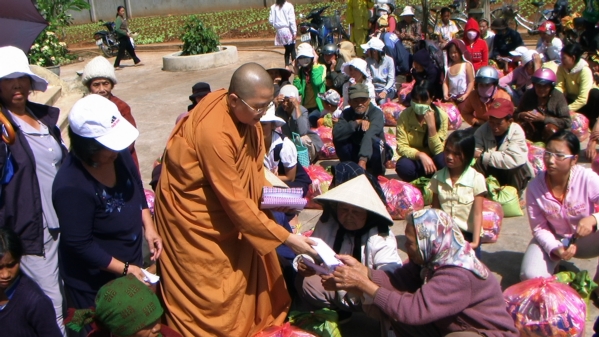 Đoàn từ thiện Đạo Phật Ngày Nay tặng quà cho đồng bào nghèo tại Quãng Ngãi