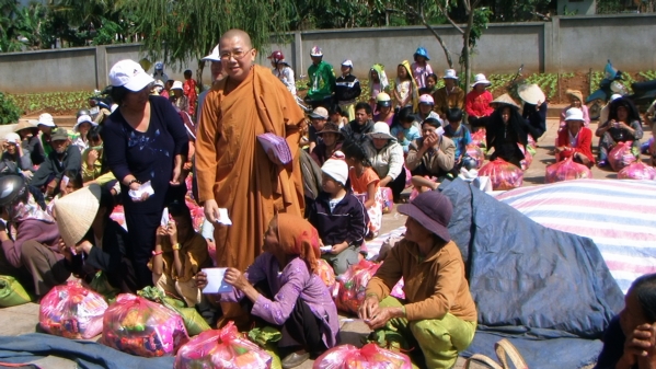 Đoàn từ thiện Đạo Phật Ngày Nay tặng quà cho đồng bào nghèo tại Quãng Ngãi