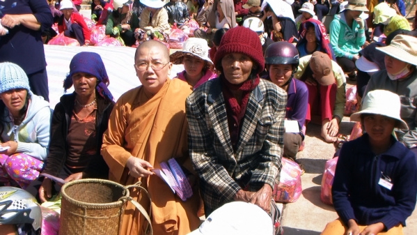 Đoàn từ thiện Đạo Phật Ngày Nay tặng quà cho đồng bào nghèo tại Quãng Ngãi