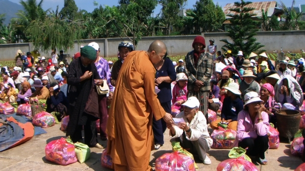 Đoàn từ thiện Đạo Phật Ngày Nay tặng quà cho đồng bào nghèo tại Quãng Ngãi