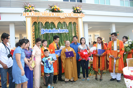Đại đức Thích Nhật Từ nhận bằng tiến sĩ danh dự của đại học Mahakakut, Thái Lan