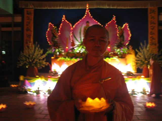 Đồng Nai - Trường Trung Cấp Phật Học Đồng Nai từng ánh nến lung linh tỏa sáng