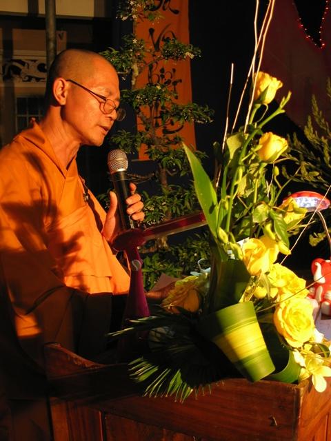 Đồng Nai - Trường Trung Cấp Phật Học Đồng Nai từng ánh nến lung linh tỏa sáng