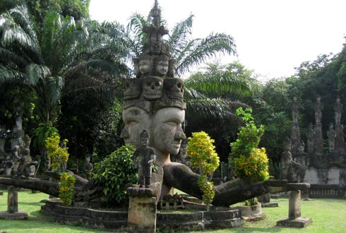 Thăm vườn Phật ở Viêng Chăn