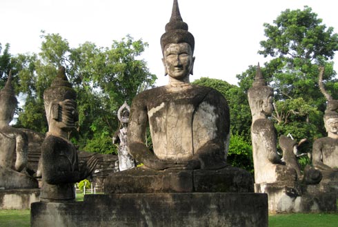 Thăm vườn Phật ở Viêng Chăn