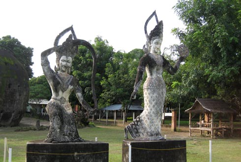 Thăm vườn Phật ở Viêng Chăn