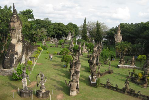 Thăm vườn Phật ở Viêng Chăn