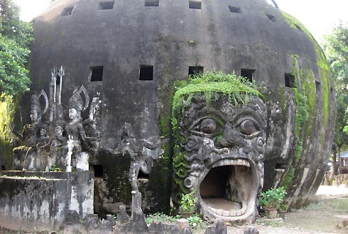 Thăm vườn Phật ở Viêng Chăn