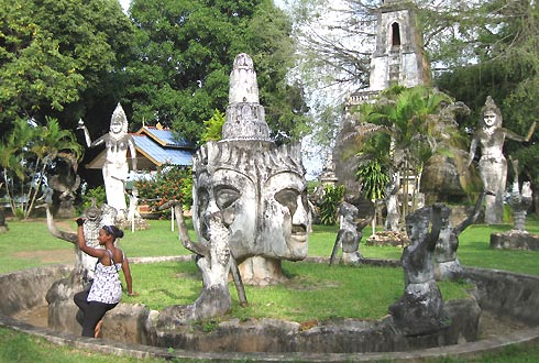 Thăm vườn Phật ở Viêng Chăn