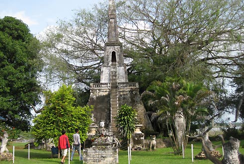 Thăm vườn Phật ở Viêng Chăn