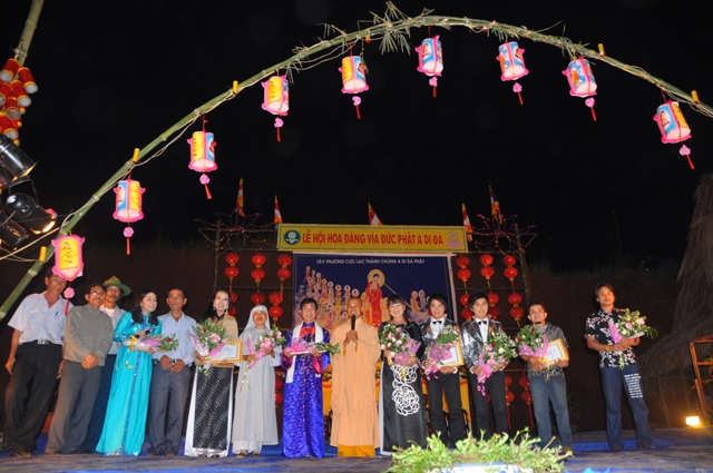 Lung linh sắc màu hoa đăng vía đức Phật A Di Đà tại chùa Hoa Khai