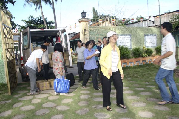 Đồng Tháp: Chùa Quan Âm trao trên 1000 phần quà, khám bệnh và phát thuốc miễn phí cho dân nghèo tại địa phương