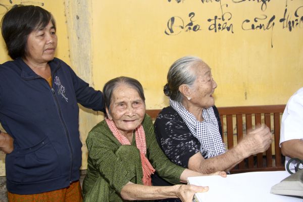 Đồng Tháp: Chùa Quan Âm trao trên 1000 phần quà, khám bệnh và phát thuốc miễn phí cho dân nghèo tại địa phương
