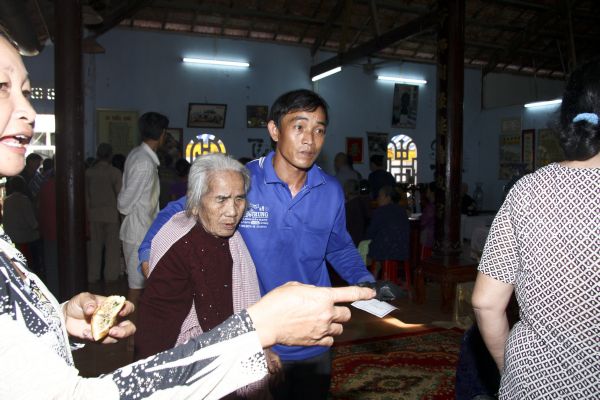 Đồng Tháp: Chùa Quan Âm trao trên 1000 phần quà, khám bệnh và phát thuốc miễn phí cho dân nghèo tại địa phương