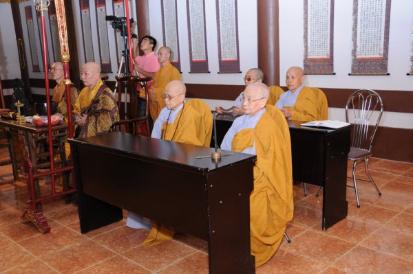 Đại Giới Đàn Cam Lộ: Thập Sư Ni, Thình Cầu Thị Chánh Pháp với Đại Tăng