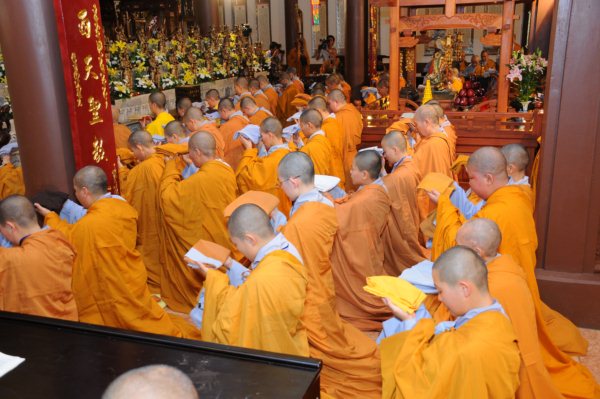 Đại Giới Đàn Cam Lộ: Thập Sư Ni, Thình Cầu Thị Chánh Pháp với Đại Tăng
