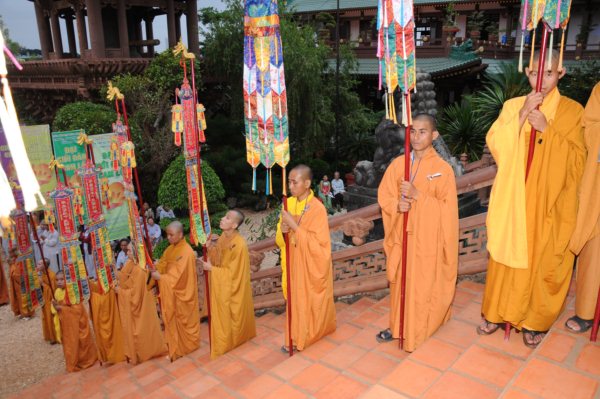 Đại Giới Đàn Cam Lộ: Thập Sư Ni, Thình Cầu Thị Chánh Pháp với Đại Tăng