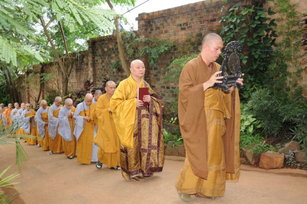 Đại Giới Đàn Cam Lộ: Thập Sư Ni, Thình Cầu Thị Chánh Pháp với Đại Tăng