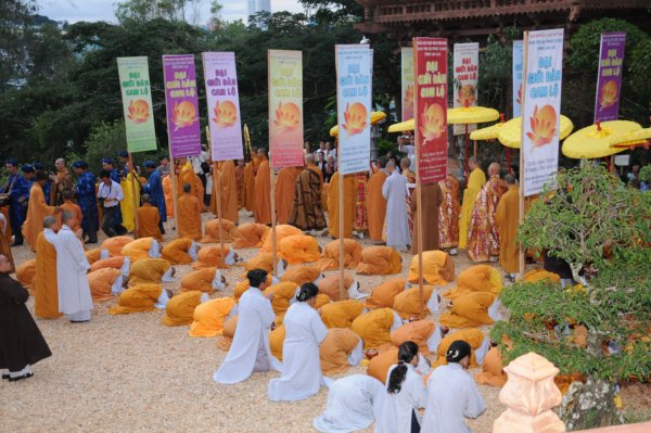 Đại Giới Đàn Cam Lộ: Thập Sư Ni, Thình Cầu Thị Chánh Pháp với Đại Tăng