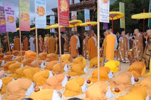 Đại Giới Đàn Cam Lộ: Thập Sư Ni, Thình Cầu Thị Chánh Pháp với Đại Tăng