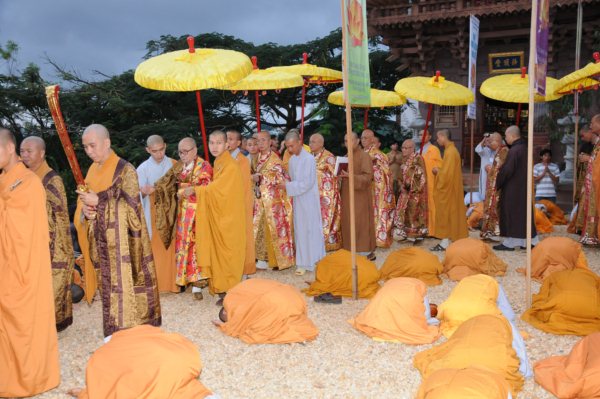 Đại Giới Đàn Cam Lộ: Thập Sư Ni, Thình Cầu Thị Chánh Pháp với Đại Tăng