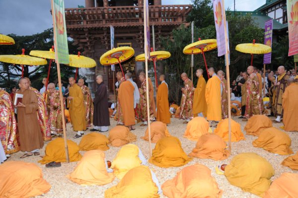Đại Giới Đàn Cam Lộ: Thập Sư Ni, Thình Cầu Thị Chánh Pháp với Đại Tăng