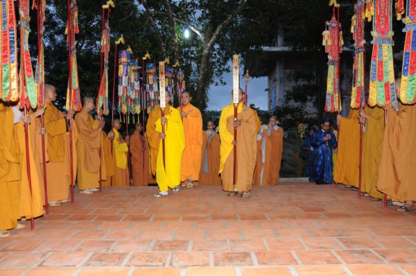 Đại Giới Đàn Cam Lộ: Thập Sư Ni, Thình Cầu Thị Chánh Pháp với Đại Tăng