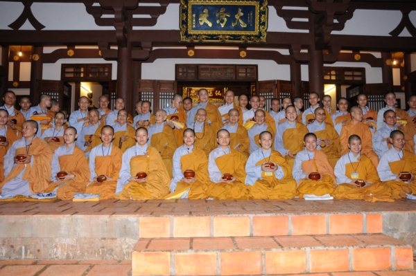 Đại Giới Đàn Cam Lộ: Thập Sư Ni, Thình Cầu Thị Chánh Pháp với Đại Tăng