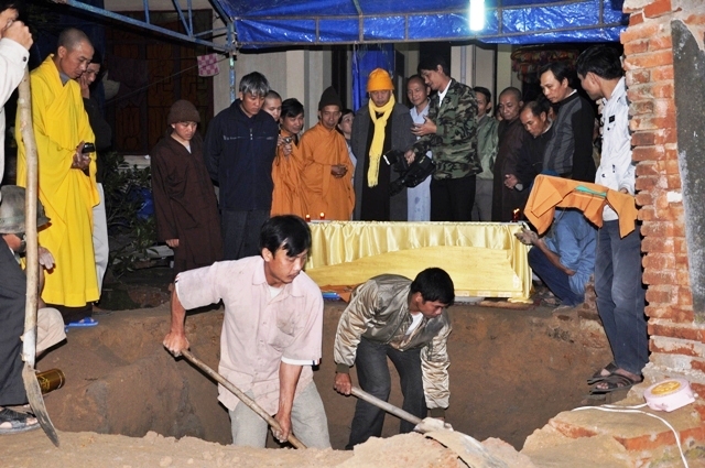 Quảng Ngãi: Hài cốt của Hòa Thượng Minh  Đức trải qua 26 năm vẫn còn nguyên vẹn.