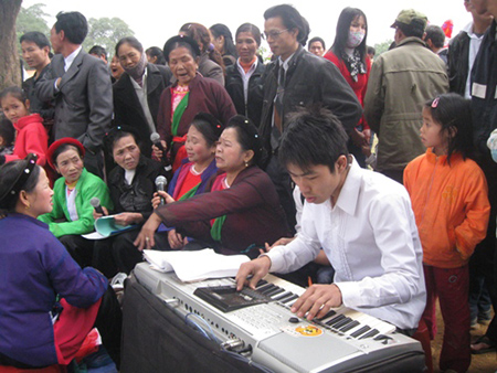 Đông nghịt người đến khai hội chùa Trăm Gian