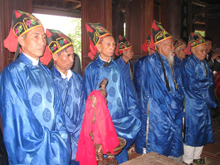 Đông nghịt người đến khai hội chùa Trăm Gian