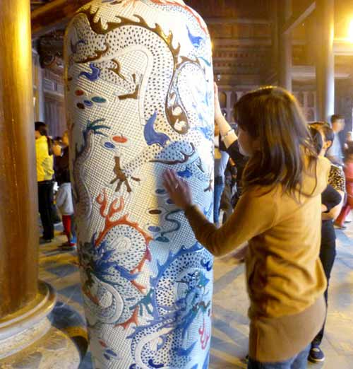 La Hán &quot;mòn chân&quot; vì... dân đi lễ