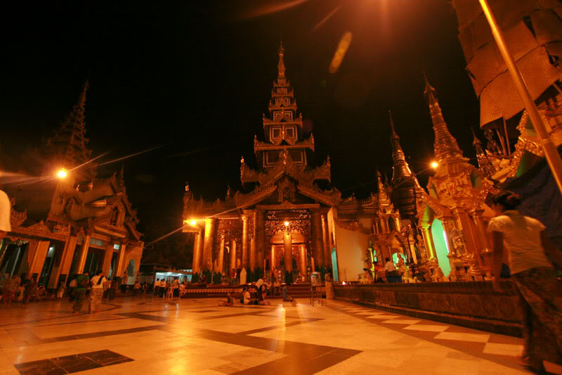 Choáng ngợp trước những bức tượng dát vàng