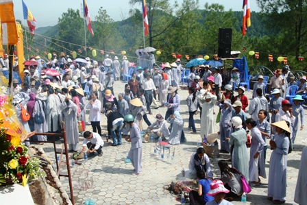 Leo núi, uống nước “Cam Lồ” ở tượng Phật Bà