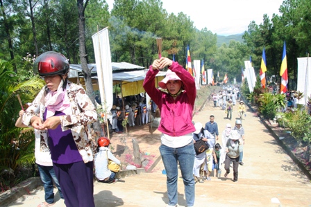 Leo núi, uống nước “Cam Lồ” ở tượng Phật Bà