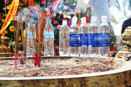 Leo núi, uống nước “Cam Lồ” ở tượng Phật Bà