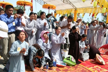 Leo núi, uống nước “Cam Lồ” ở tượng Phật Bà