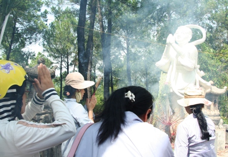 Leo núi, uống nước “Cam Lồ” ở tượng Phật Bà
