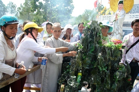 Leo núi, uống nước “Cam Lồ” ở tượng Phật Bà