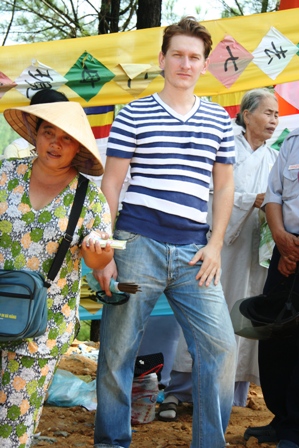 Leo núi, uống nước “Cam Lồ” ở tượng Phật Bà