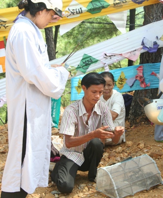 Leo núi, uống nước “Cam Lồ” ở tượng Phật Bà
